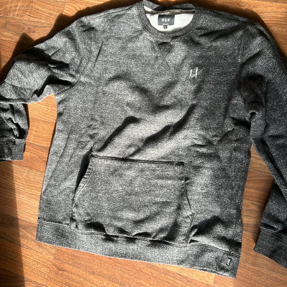 Huf crewneck with front pocket
